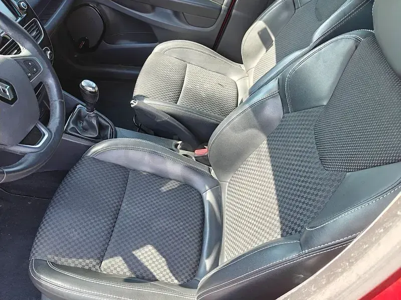 Usado Renault Clio IV Zen 90 CV (66 kW) 2016 Granate Berlina