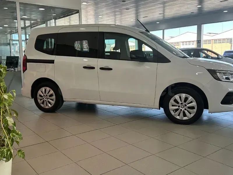 Usado Renault Kangoo 95 CV (69 kW) 2024 Blanco Monovolumen