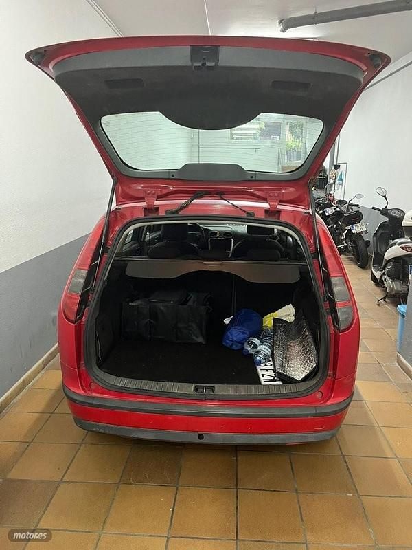 Usado Ford Focus 110 CV (80 kW) 2008 Rojo Familiar