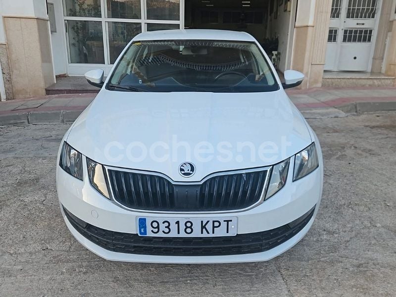Blanco Usado 2018 Skoda Octavia Ambition Berlina | 12.490 € (Precio justo) - Imagen 1/4