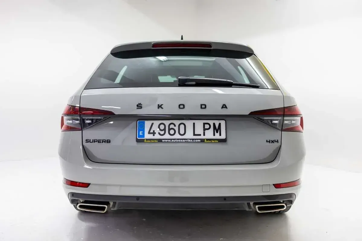 Usado Skoda Superb SportLine 280 CV (205 kW) 2021 Gris Familiar