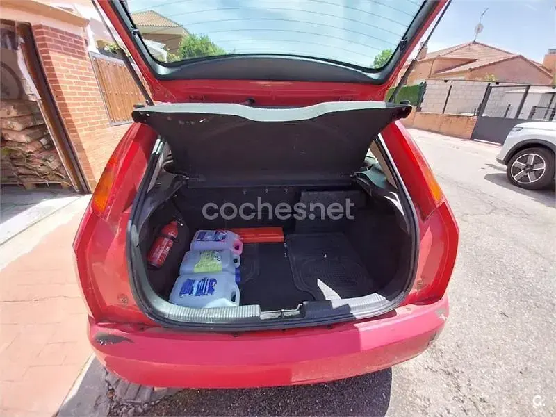 Usado Ford Focus Trend 109 CV (80 kW) 2003 Rojo Berlina