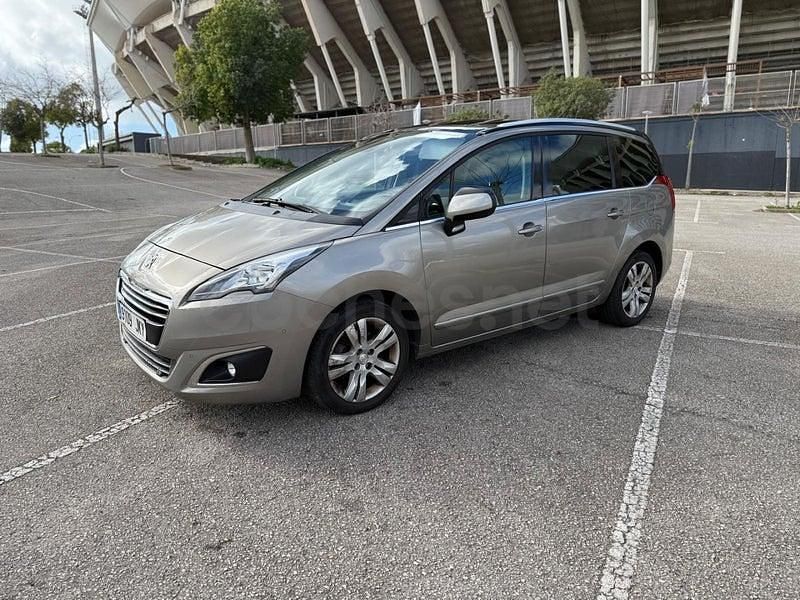 Usado Peugeot 5008 Allure 120 CV (88 kW) 2015 Gris / plata Monovolumen