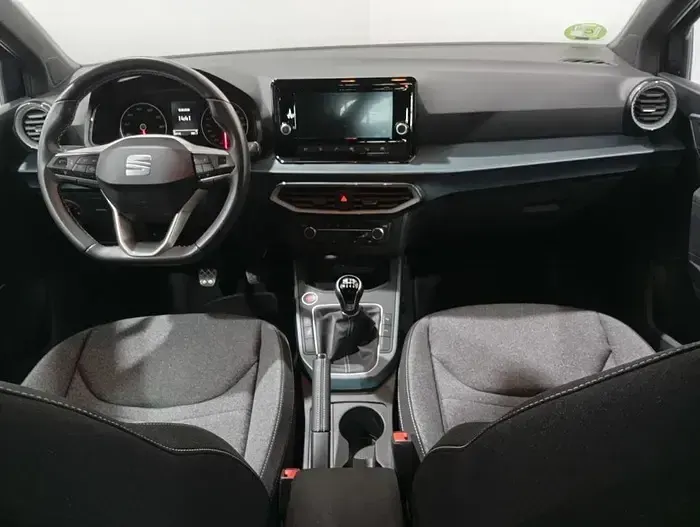 Usado Seat Arona Xperience 110 CV (80 kW) 2023 Gris / plata SUV