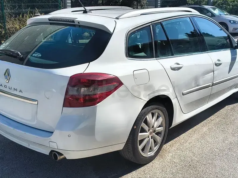 Usado Renault Laguna III Dynamique 130 CV (95 kW) 2011 Blanco Familiar