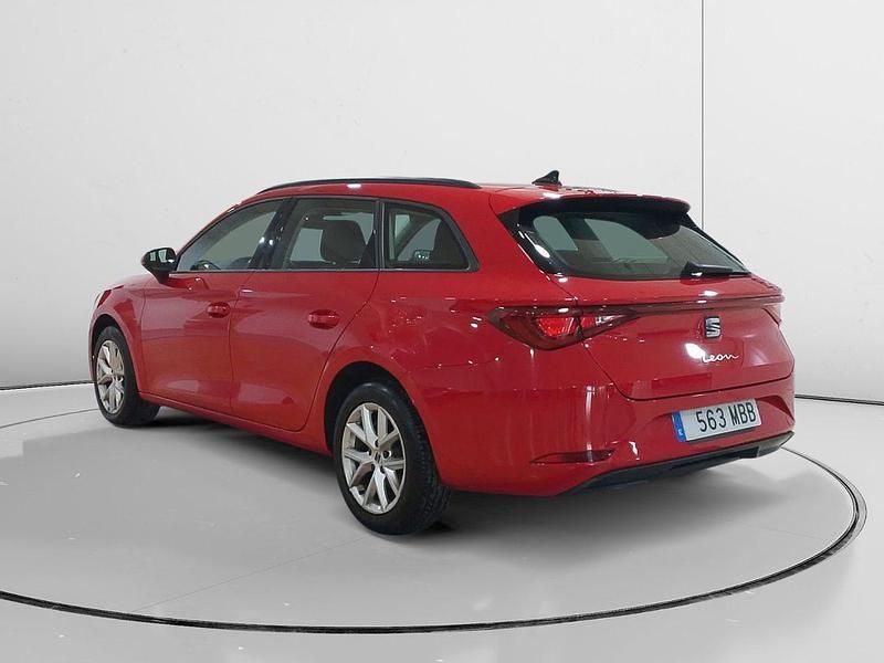 Usado Seat Leon Reference 116 CV (85 kW) 2022 Rojo Familiar