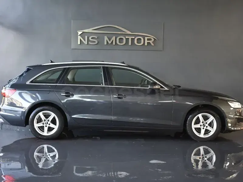 Usado Audi A4 Advanced Plus 136 CV (100 kW) 2021 Gris / plata Familiar