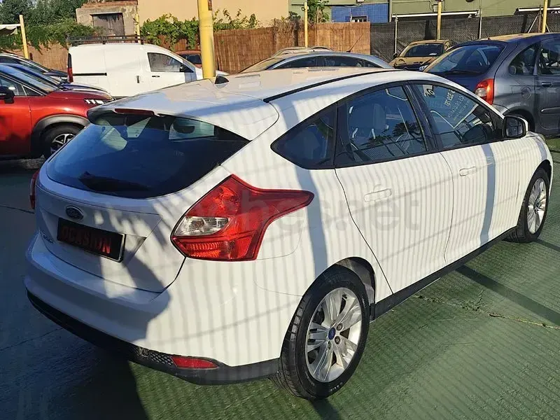 Usado Ford Focus Trend 125 CV (91 kW) 2011 Blanco Berlina
