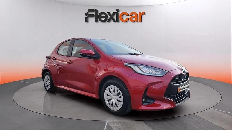 Usado Toyota Yaris Hybrid Active 116 CV (85 kW) 2023 Rojo Berlina