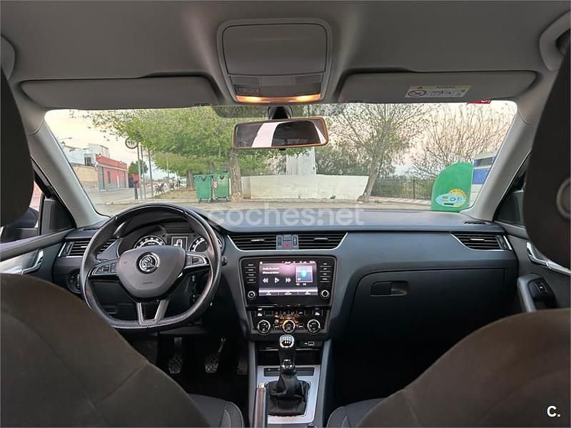 Usado Skoda Octavia Ambition 150 CV (110 kW) 2018 Gris / plata Berlina