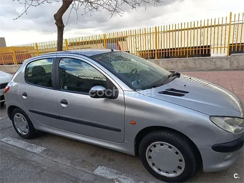 Usado Peugeot 206 70 CV (51 kW) 1998 Gris / plata Utilitario
