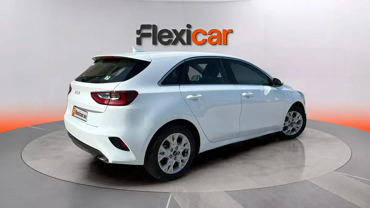 Usado Kia Ceed 136 CV (100 kW) 2023 Blanco Utilitario