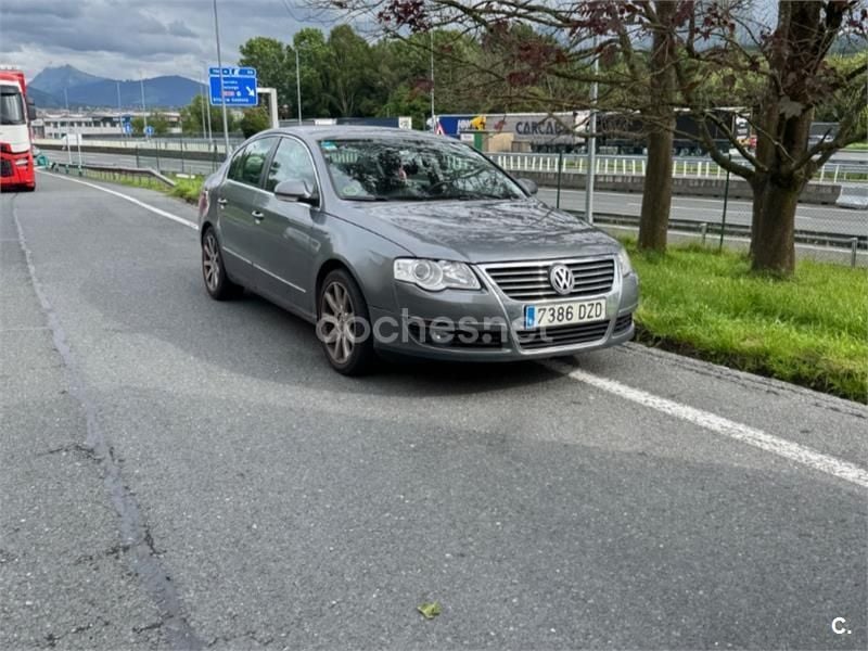 Gris / plata Usado 2006 VW Passat Highline Berlina | 4200 € (Un poco caro) - Imagen 1/2