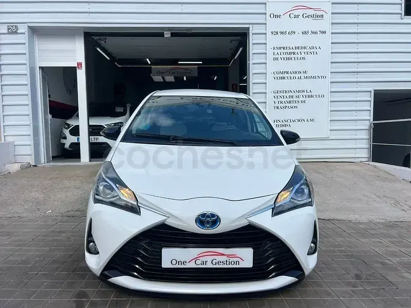 Usado Toyota Yaris Hybrid Active 100 CV (73 kW) 2020 Blanco Berlina