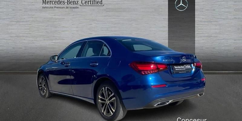 Usado Mercedes A250 218 CV (160 kW) 2024 Azul Berlina