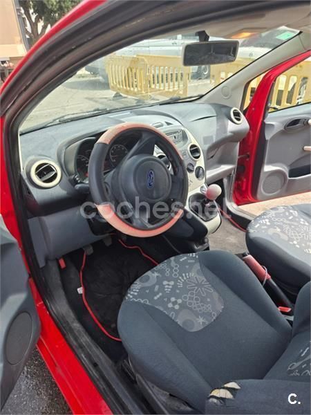 Usado Ford Ka Titanium 69 CV (50 kW) 2015 Rojo Utilitario