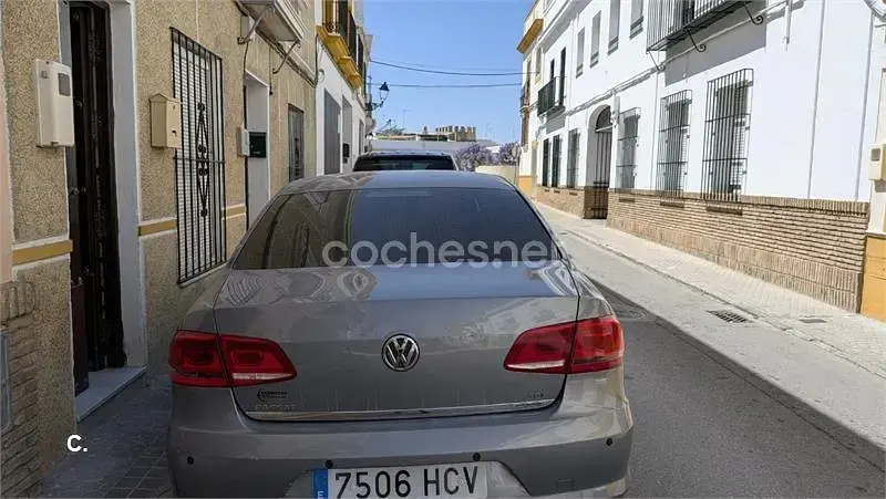Usado VW Passat 105 CV (77 kW) 2012 Gris / plata Familiar