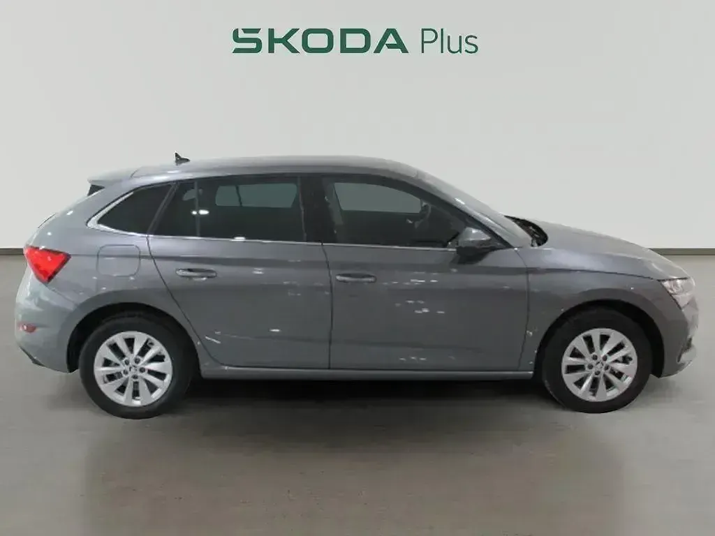 Usado Skoda Scala Selection 115 CV (84 kW) 2024 Gris Utilitario