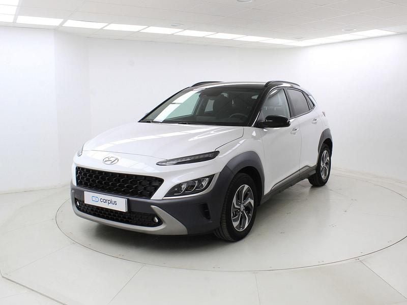Usado Hyundai Kona 141 CV (103 kW) 2023 Atlas white/phantom black (sólido) SUV
