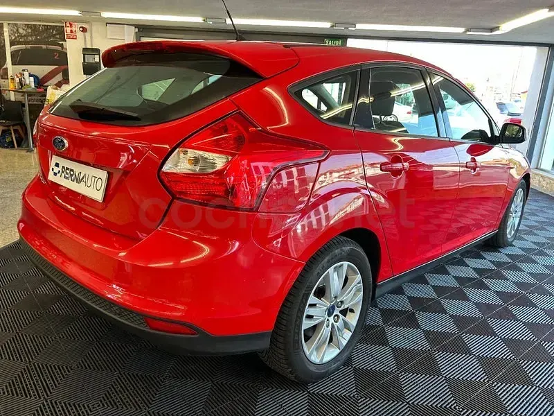 Usado Ford Focus Trend 100 CV (73 kW) 2012 Rojo Berlina