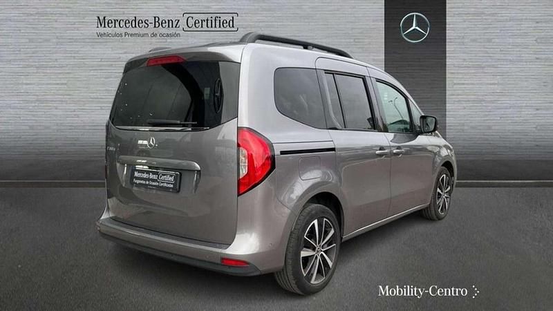 Usado Mercedes 180 Progressive 2023 Gris Berlina