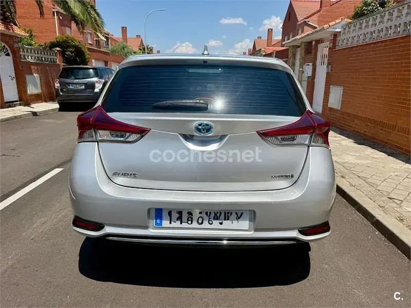 Usado Toyota Auris Hybrid Edition 136 CV (100 kW) 2017 Gris / plata Berlina