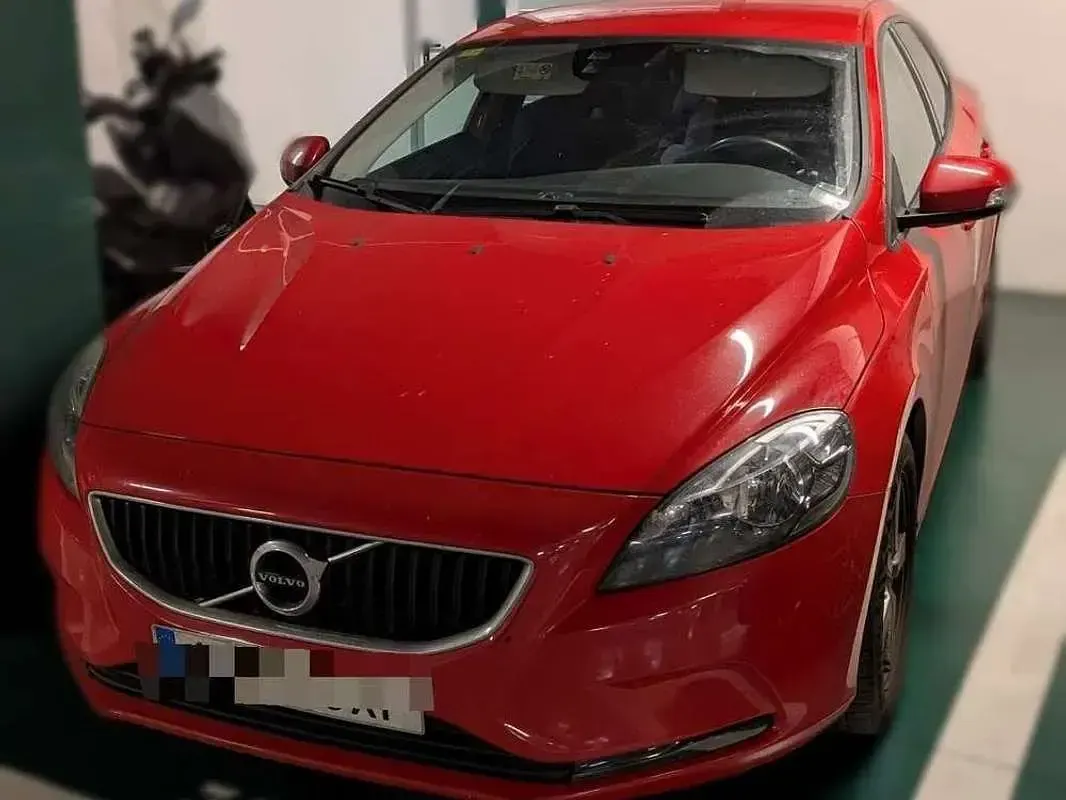 Usado Volvo V40 Kinetic 120 CV (88 kW) 2017 Rojo Utilitario