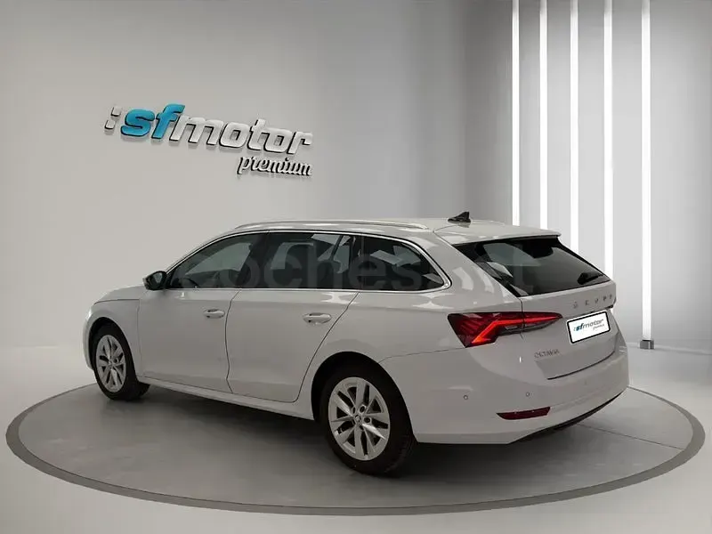 Usado Skoda Octavia Style 150 CV (110 kW) 2021 Blanco Familiar