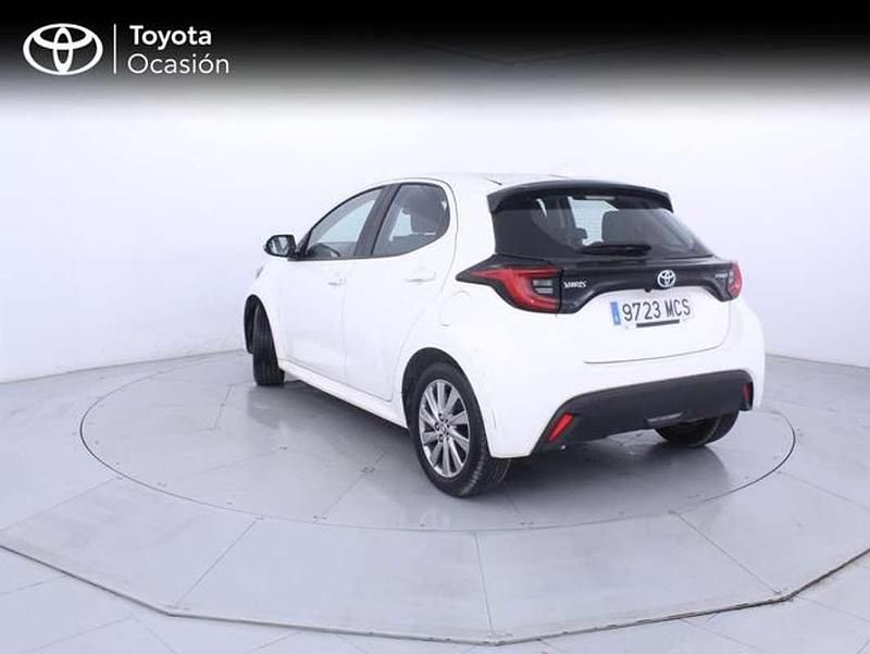 Usado Toyota Yaris Hybrid Active 116 CV (85 kW) 2022 Blanco Utilitario