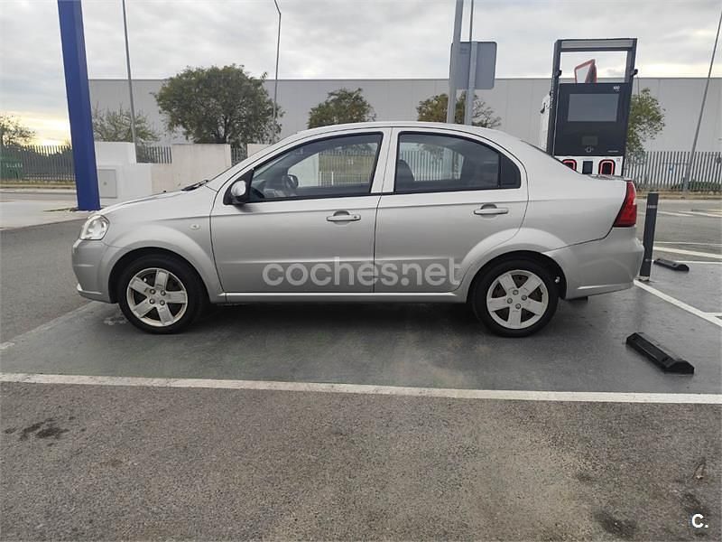 Usado Chevrolet Aveo LS 100 CV (73 kW) 2008 Gris / plata Berlina