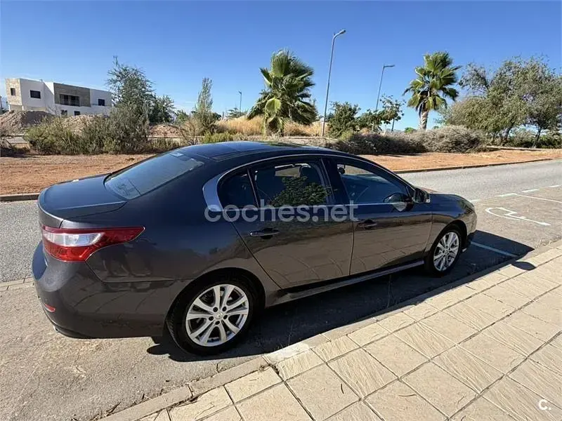 Usado Renault Latitude Privilege 150 CV (110 kW) 2011 Gris / plata Berlina