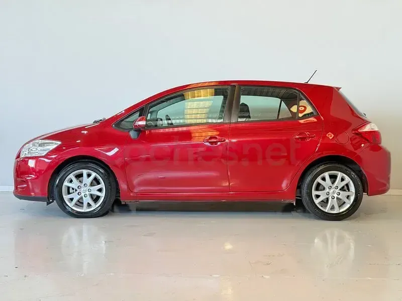 Usado Toyota Auris Active 132 CV (97 kW) 2012 Rojo Berlina