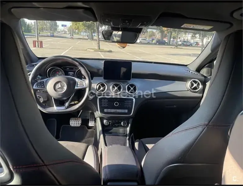 Usado Mercedes GLA180 122 CV (89 kW) 2019 Negro SUV