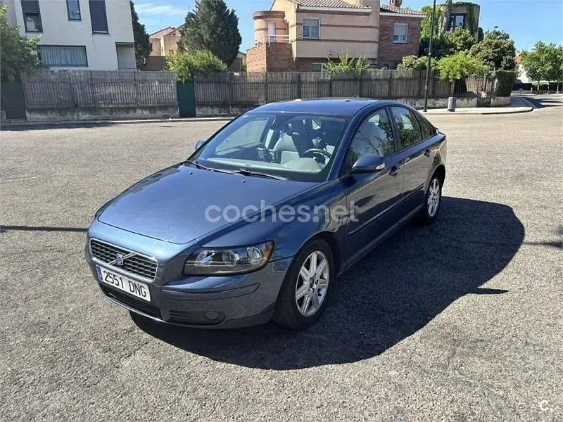Usado Volvo S40 Momentum 136 CV (100 kW) 2005 Azul Berlina