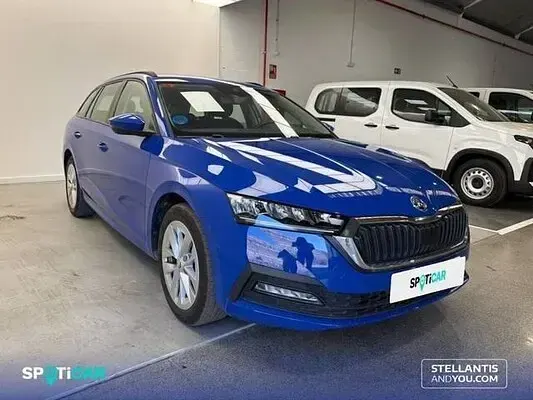Usado Skoda Octavia Ambition 204 CV (150 kW) 2022 Azul Familiar