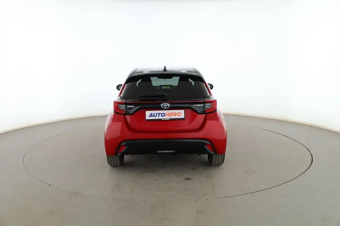 Usado Toyota Yaris Plus 116 CV (85 kW) 2022 Rojo Utilitario