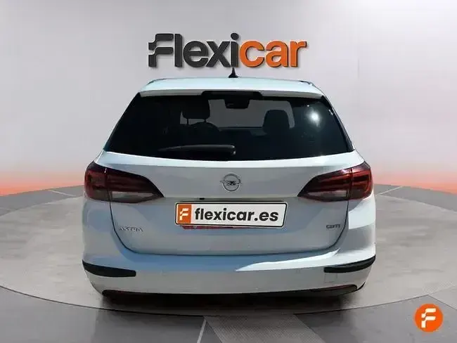 Usado Opel Astra Innovation 136 CV (100 kW) 2019 Blanco Familiar