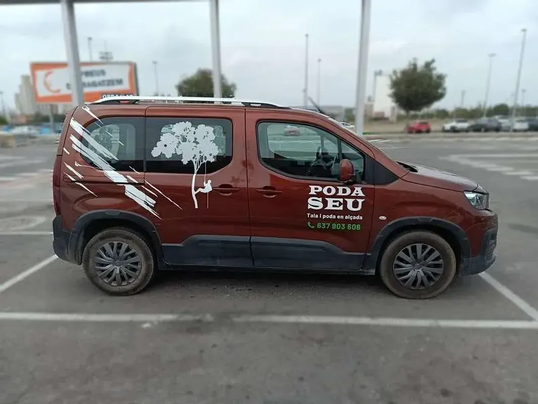 Usado Peugeot Rifter Allure 110 CV (80 kW) 2021 Marrón Monovolumen