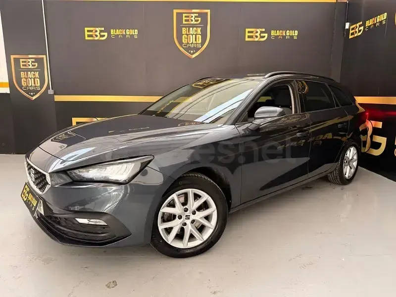 Usado Seat Leon Style 150 CV (110 kW) 2022 Gris / plata Familiar