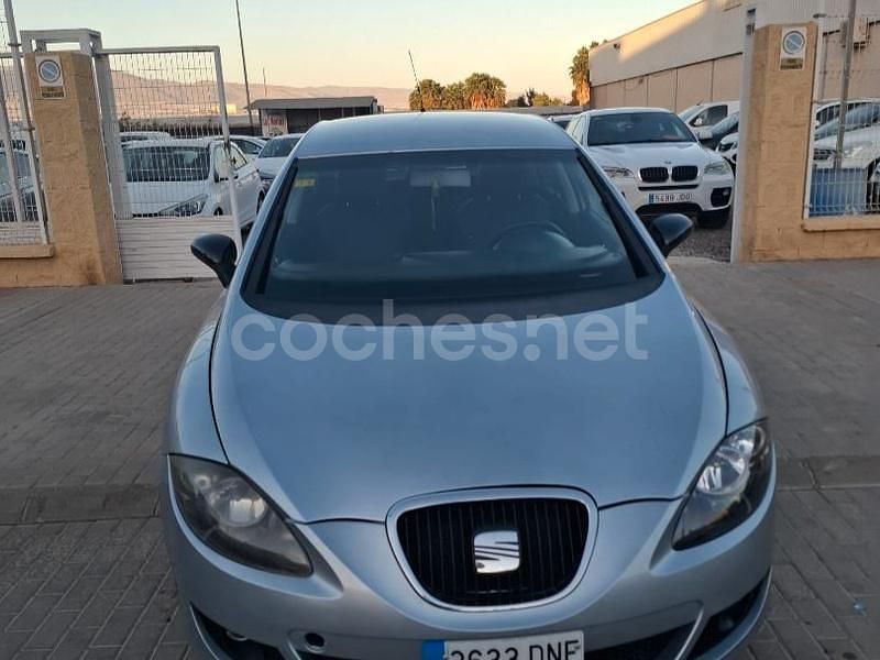 Usado Seat Leon Reference 140 CV (102 kW) 2005 Gris / plata Berlina