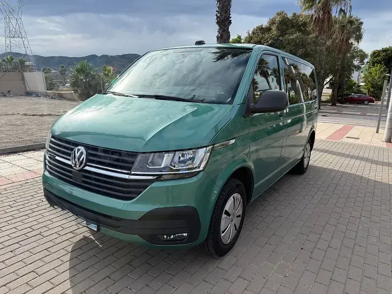 Usado VW Caravelle 110 CV (80 kW) 2021 Verde Van