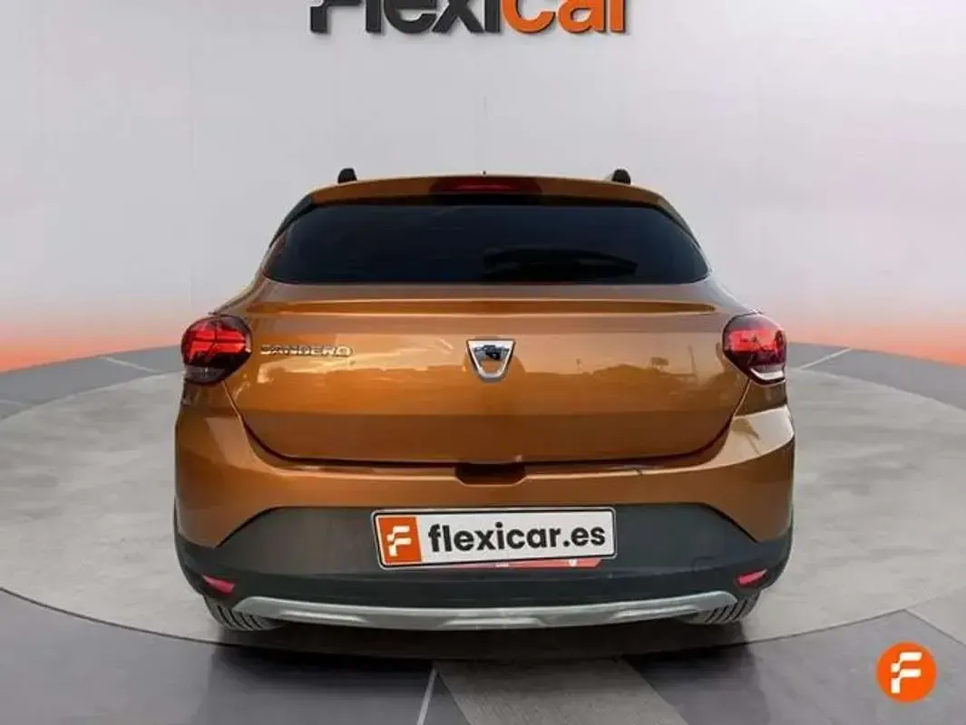 Usado Dacia Sandero Essentiel 101 CV (74 kW) 2021 Amarillo Utilitario