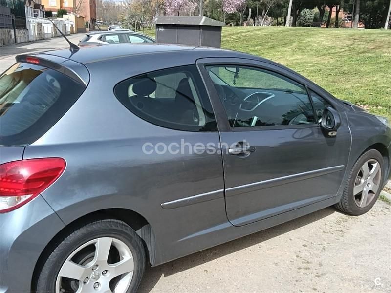 Usado Peugeot 207 Active 92 CV (67 kW) 2011 Gris / plata Berlina