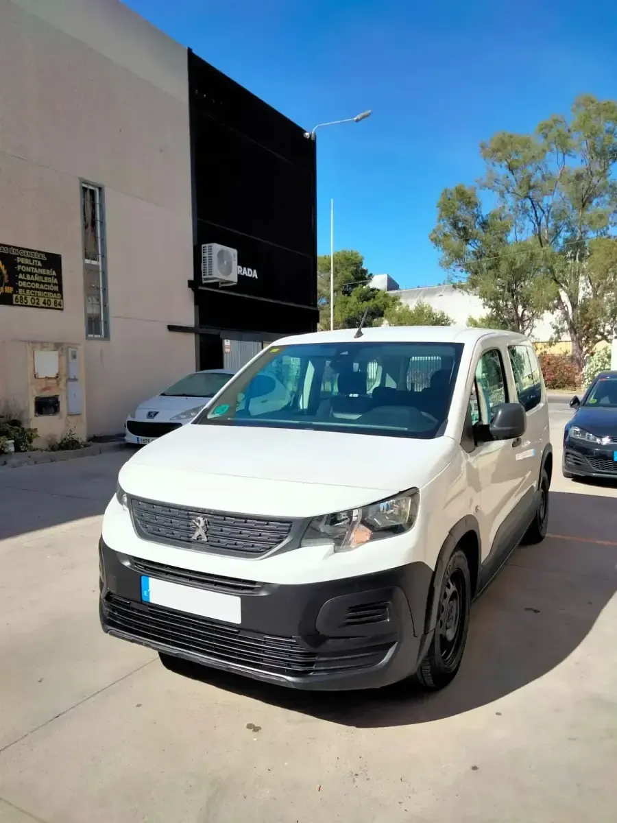 Usado Peugeot Rifter Active 102 CV (75 kW) 2021 Blanco Monovolumen