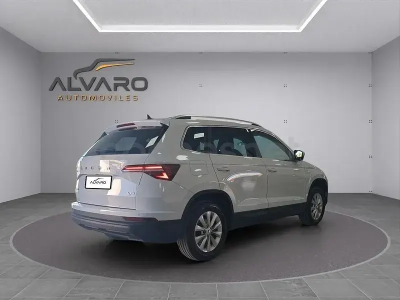 Usado Skoda Karoq Ambition 150 CV (110 kW) 2023 Blanco SUV