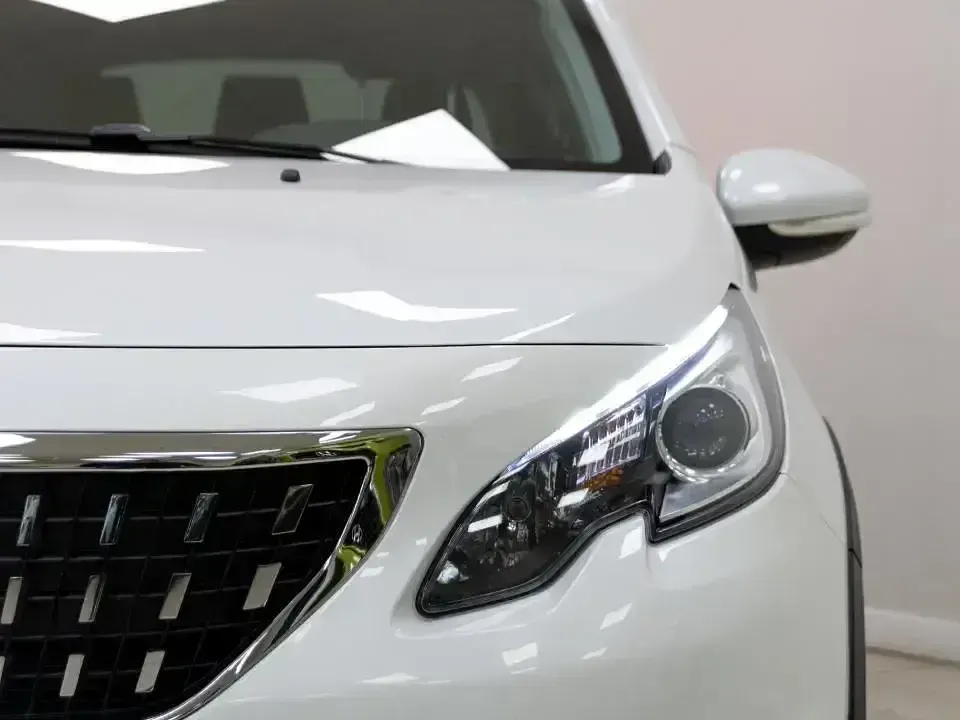 Usado Peugeot 2008 Allure 100 CV (73 kW) 2017 Blanco SUV