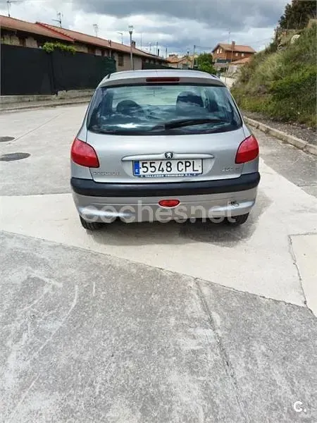 Usado Peugeot 206 70 CV (51 kW) 2003 Gris / plata Berlina