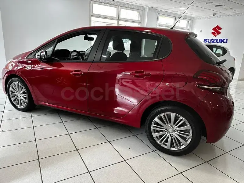 Używany Peugeot 208 Style 82 KM (60 kW) 2016 Czerwony Hatchback