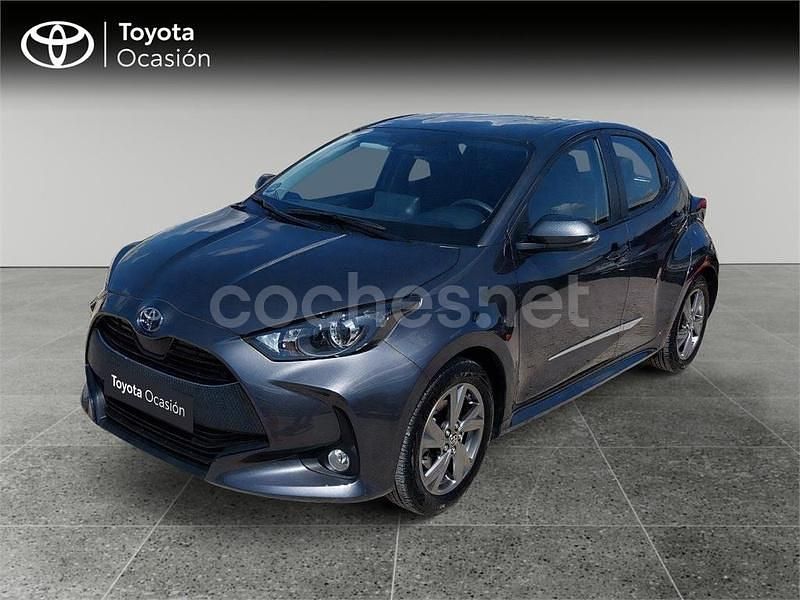 Gris / plata Usado 2024 Toyota Yaris Hybrid Active Berlina | 22.990 € (Precio justo) - Imagen 1/4