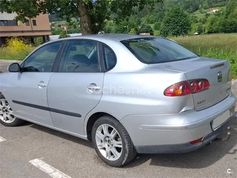 Usado Seat Cordoba Stella 100 CV (73 kW) 2004 Gris / plata Berlina